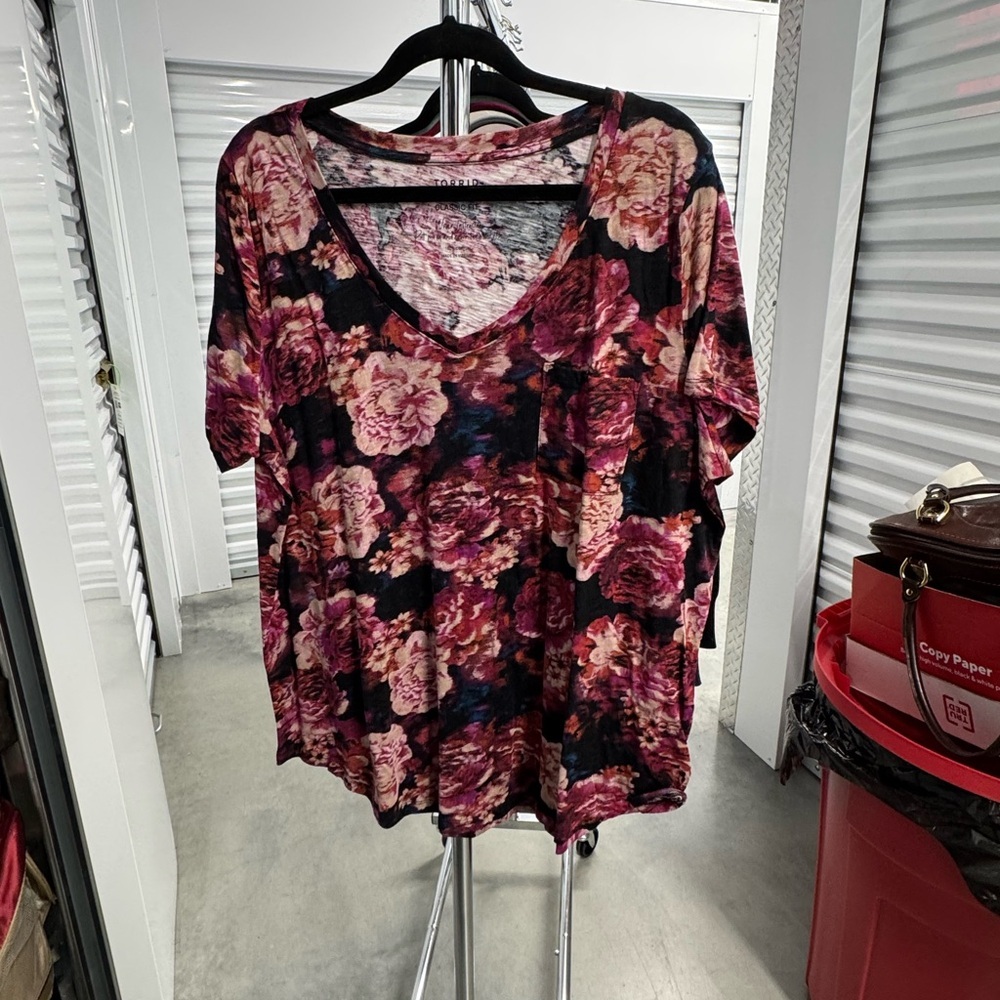 Torrid | Classic Fit V-Neck Tee in Floral | size 2